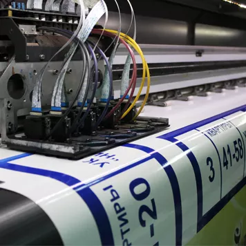 формление витрин и рекламной продукции с помощью самоклеющейся плёнки Oracal